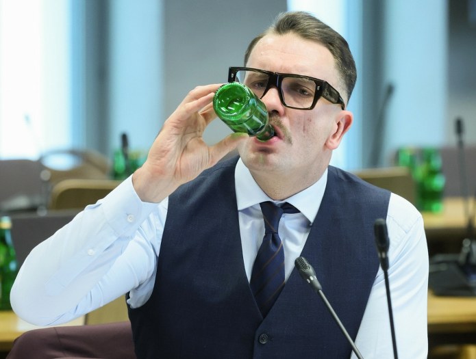 Poseł PiS pędził 200 km/h – odmówił mandatu i tłumaczy się. Kim jest Łukasz Mejza