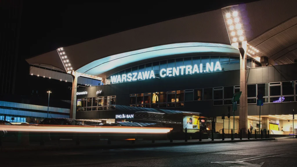 Centralny dworzec w Warszawie nieczynny. Co naprawdę stoi za decyzją PKP PLK?