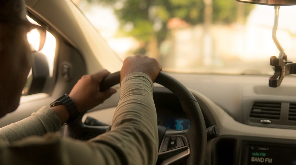 Koniec kolejek w urzędach i droższe tablice: przegląd nowych przepisów dla kierowców