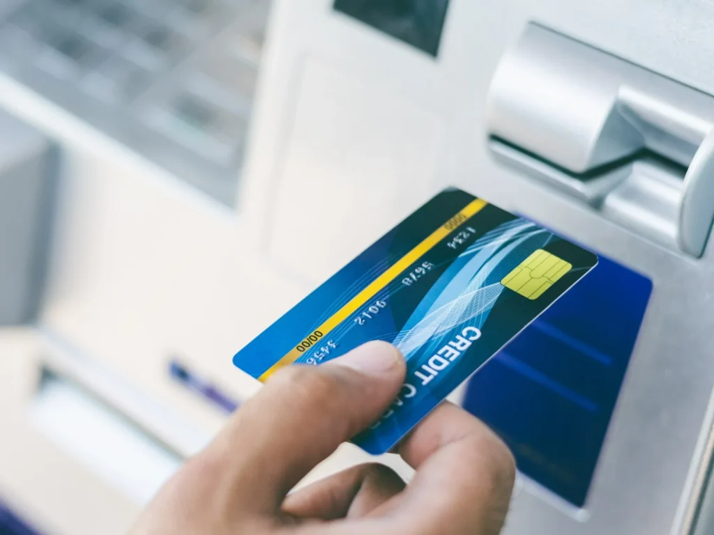 Limity wypłat z bankomatów w 2025 roku – ile gotówki wypłacisz jednorazowo