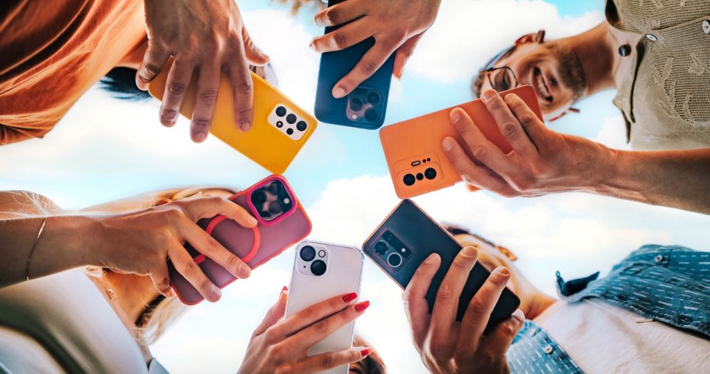 „Podatek od smartfonów” w Polsce od 2026 roku? Minister kultury rozwiewa wątpliwości