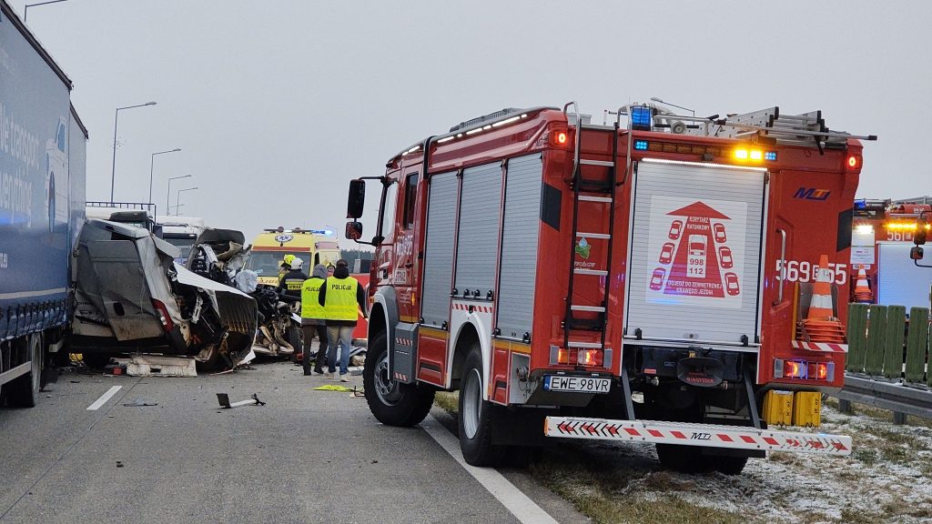 Tragiczny wypadek na S8. Cztery osoby nie żyją po zderzeniu dwóch aut i dwóch ciężarówek