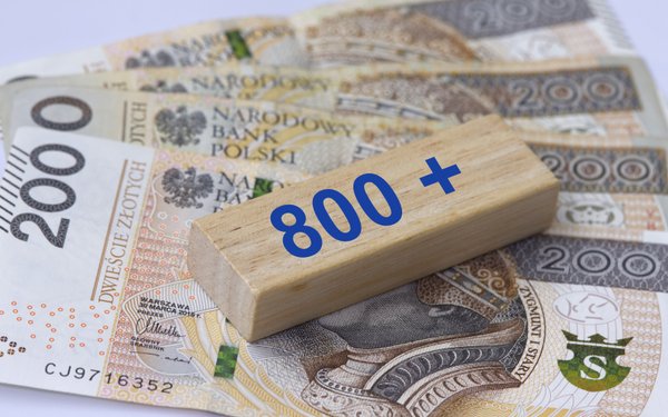 Grudniowe wypłaty 800 plus wcześniej niż zwykle. ZUS modyfikuje terminy