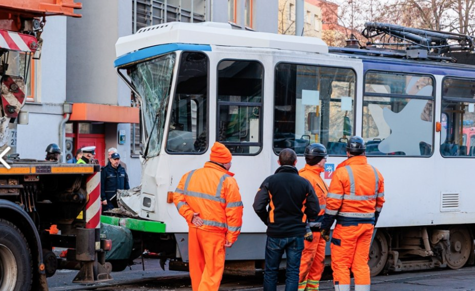 Wykolejenie tramwaju w Szczecinie. Trzy osoby trafiły do szpitala