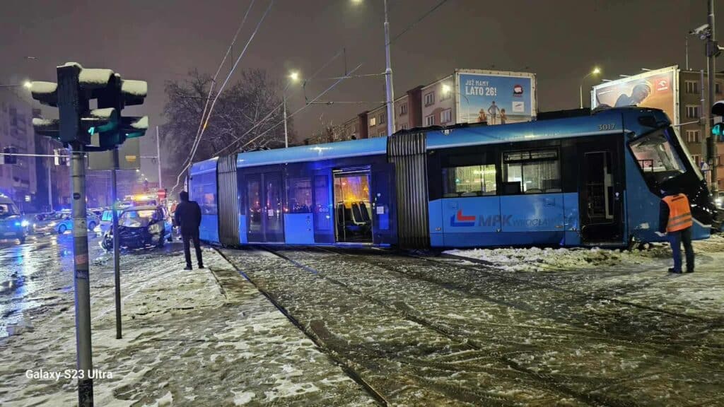 Wrocław: Tragiczny pościg samochodowy. Zginął 34-latek po zderzeniu z tramwajem