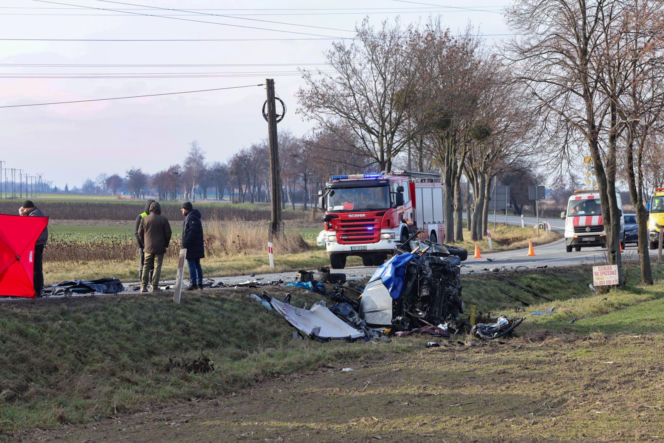 Tragiczny wypadek w Zielęcicach: sześć ofiar śmiertelnych po zderzeniu czołowym