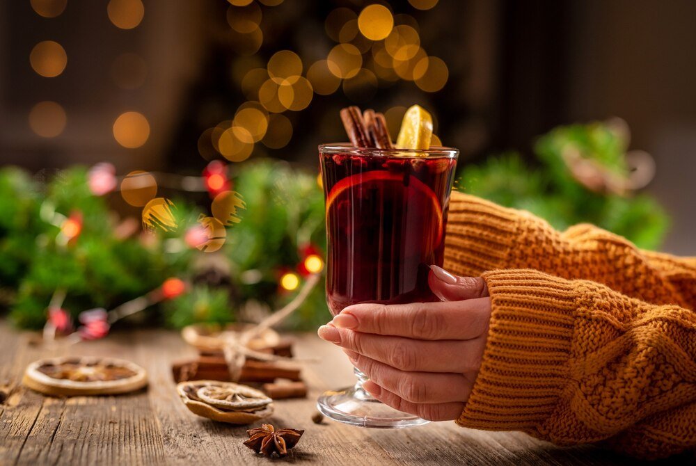 Domowy grzaniec: sprawdzony przepis na aromatyczny zimowy napój