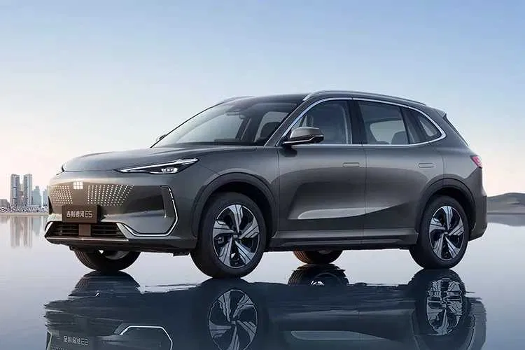 Geely EX5 podbija Polskę: cena, wyposażenie i czy warto kupić?