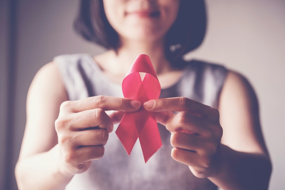 Najgroźniejsze mity o raku piersi i innych nowotworach. Onkolog wyjaśnia