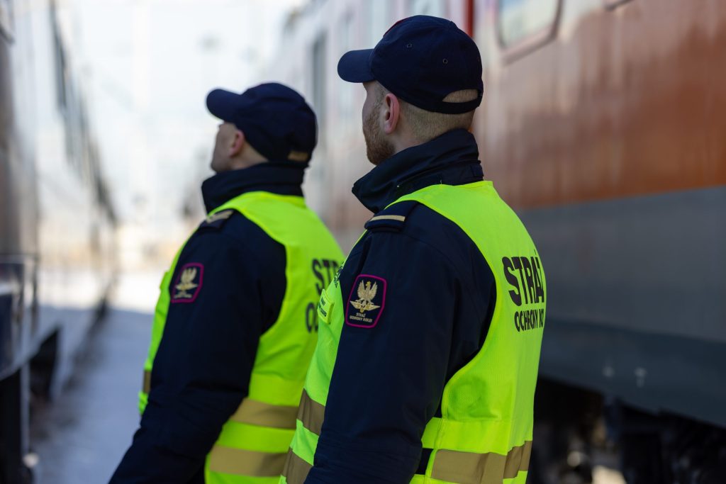 Straż Ochrony Kolei rekrutuje. Pensja do 8 tys. zł i szeroki pakiet dodatków