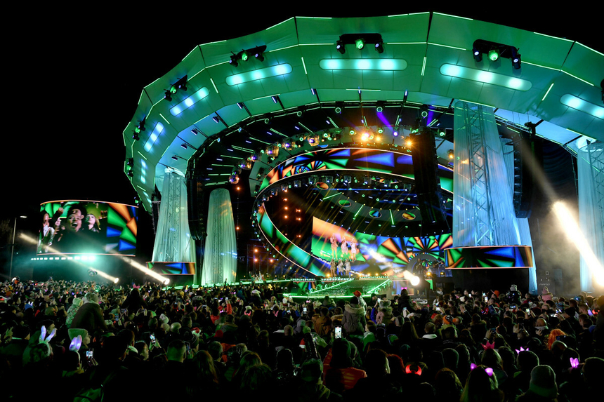 Sylwester w Toruniu 2025: Lista gwiazd i specjalne pociągi dla uczestników!