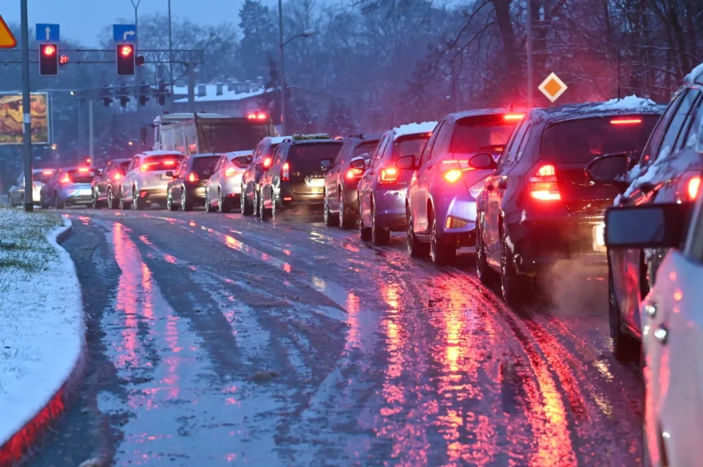 Gołoledź na drogach. Ostrzeżenia IMGW dla dziesięciu województw