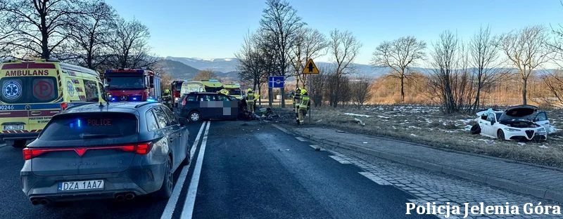 Groźne zderzenie na DK5 koło Jeleniej Góry. Osiem osób rannych w poważnym wypadku na DK5 w Radomierzu