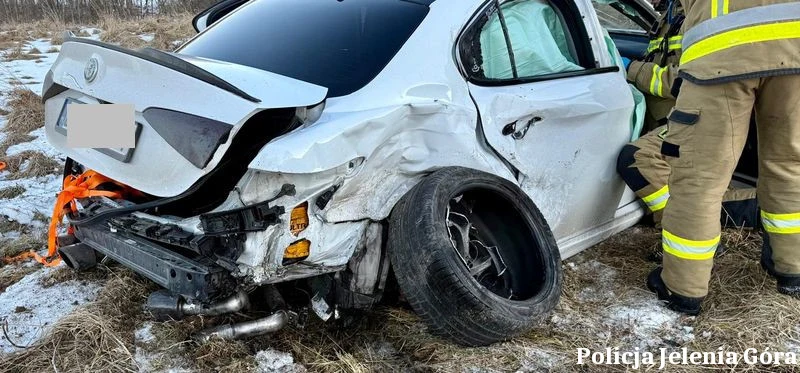 Groźne zderzenie na DK5 koło Jeleniej Góry. Osiem osób rannych w poważnym wypadku na DK5 w Radomierzu