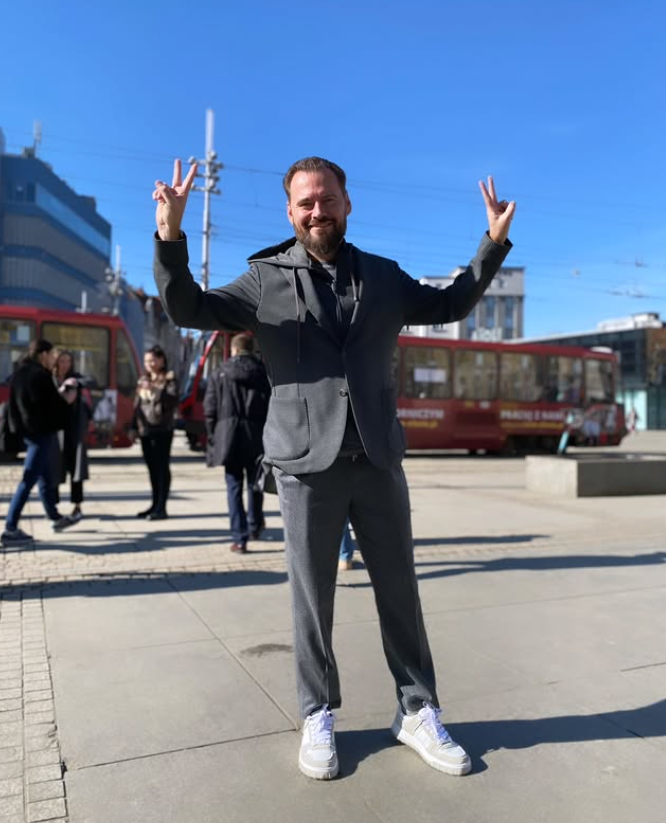 Krzysztof Stanowski zauważony w klubie ze striptizem: kim jest, skąd skandal i jak się tłumaczył