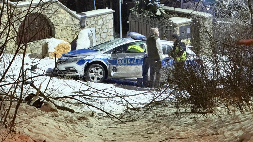 Pościg w Kielcach zakończony dachowaniem. Sześć osób rannych, w tym policjanci