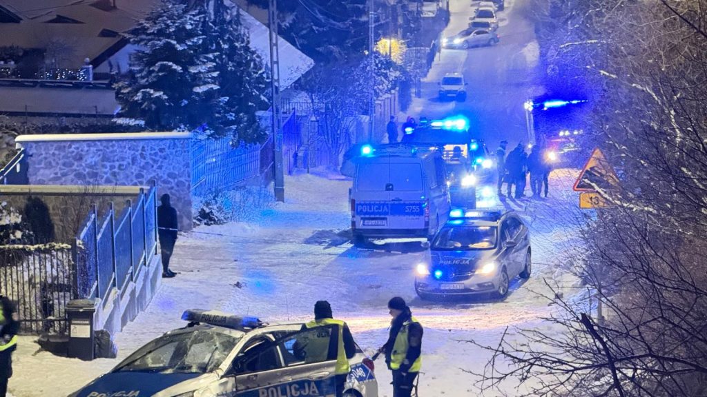 Pościg w Kielcach zakończony dachowaniem. Sześć osób rannych, w tym policjanci