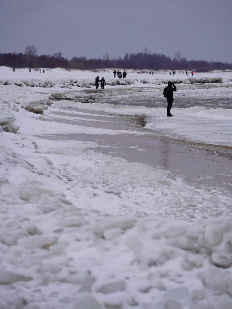 Ogromne góry lodowe na Bałtyku w Mikoszewie. Turyści masowo ruszyli na plażę