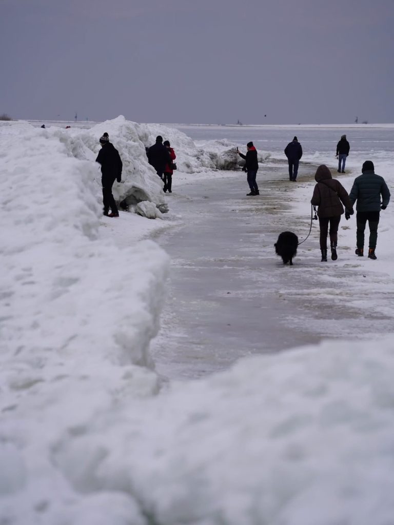Ogromne góry lodowe na Bałtyku w Mikoszewie. Turyści masowo ruszyli na plażę
