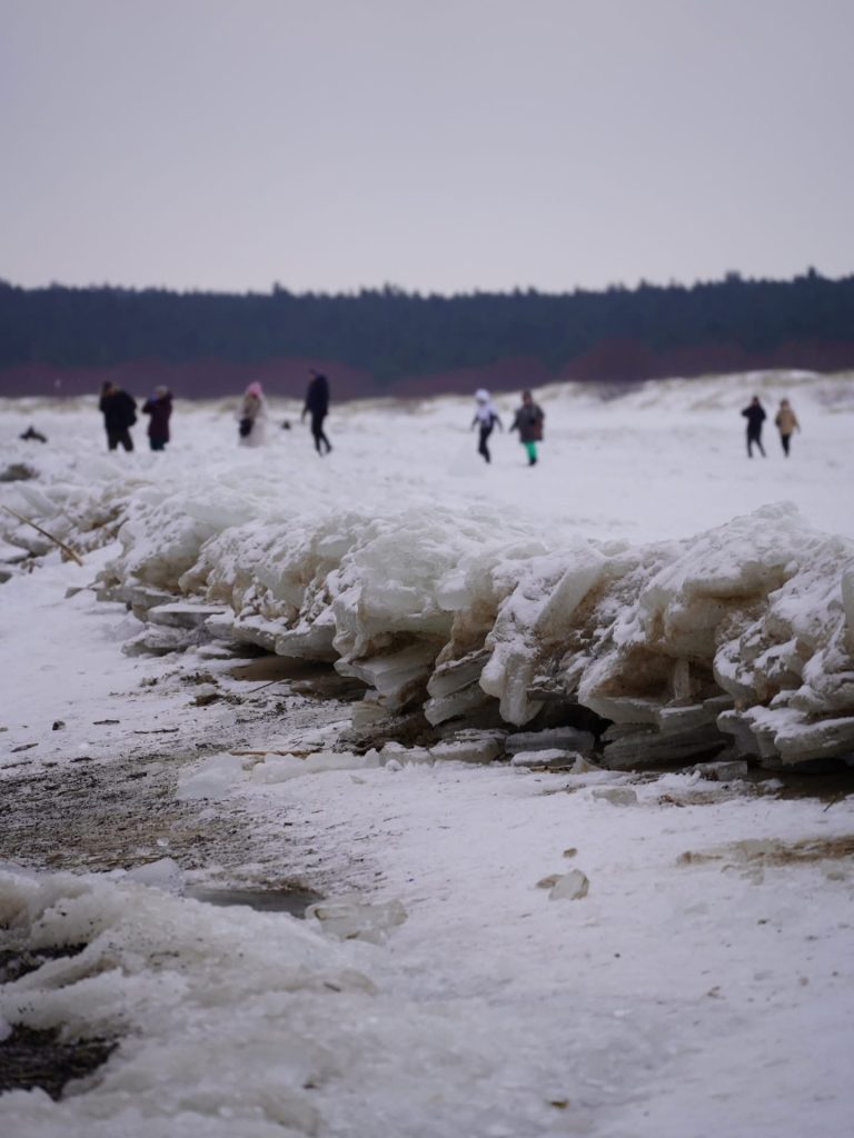 Ogromne góry lodowe na Bałtyku w Mikoszewie. Turyści masowo ruszyli na plażę