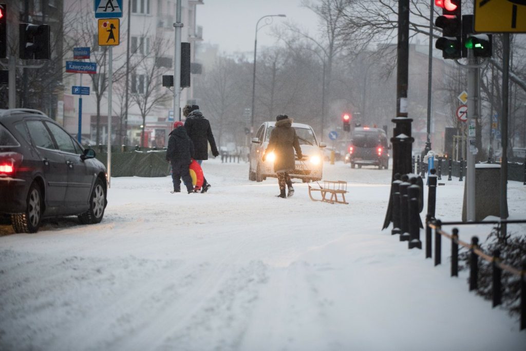 Śnieżyce w Polsce: jak będą pracować szkoły, czy przejdą na zdalne nauczanie i od kiedy