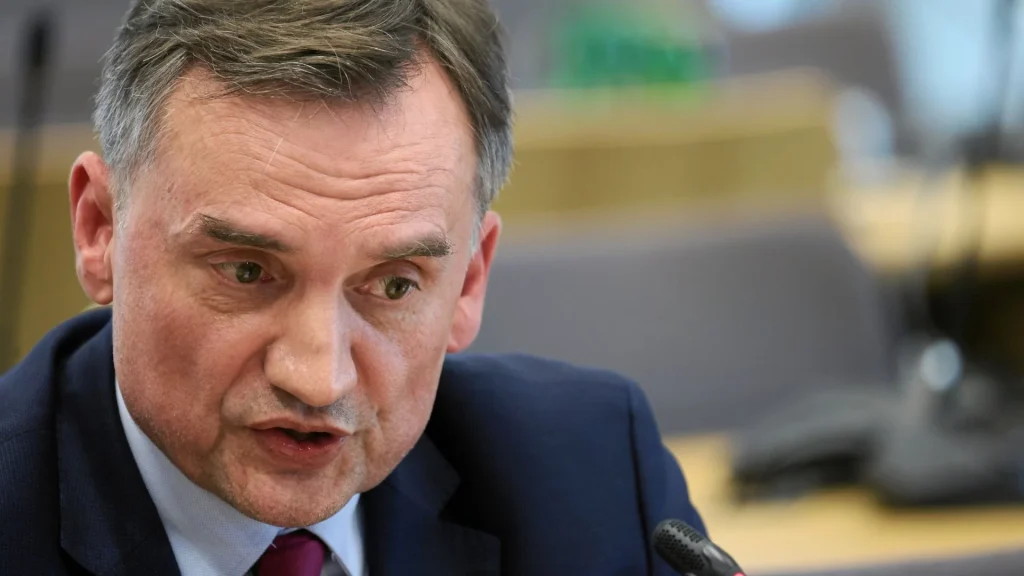 Przyłapali Ziobrę w Budapeszcie. Co znaleziono pod wycieraczką jego auta