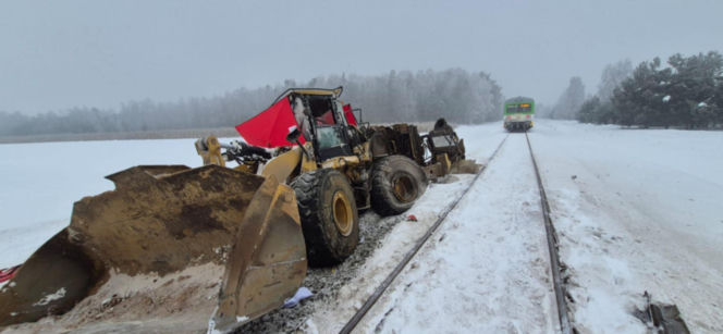 Tragiczny wypadek na przejeździe kolejowym na Mazowszu. Jedna osoba nie żyje, sześć rannych