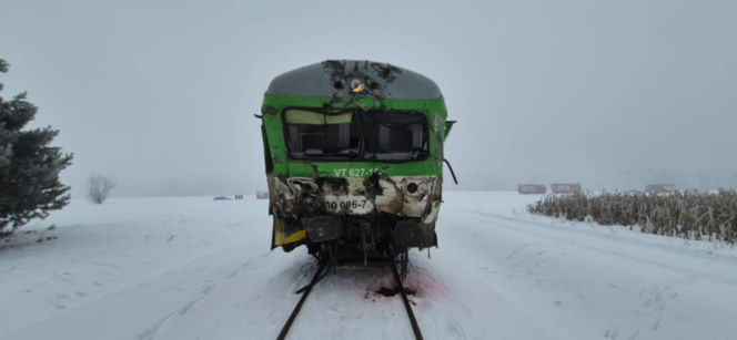 Tragiczny wypadek na przejeździe kolejowym na Mazowszu. Jedna osoba nie żyje, sześć rannych