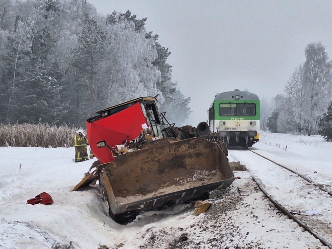 Tragiczny wypadek na przejeździe kolejowym na Mazowszu. Jedna osoba nie żyje, sześć rannych