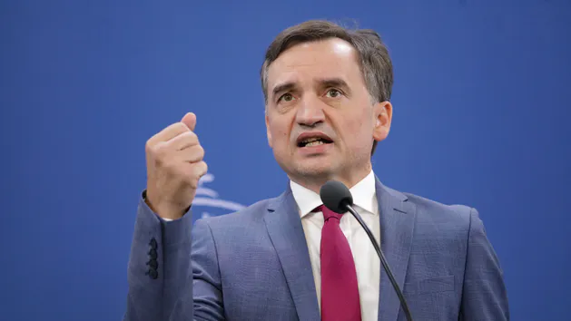 Przyłapali Ziobrę w Budapeszcie. Co znaleziono pod wycieraczką jego auta