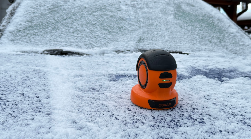 Elektryczna skrobaczka do szyb zaskakuje kierowców. Tak działa zimowy gadżet