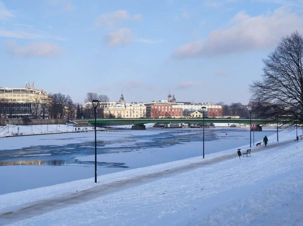 Siarczyste mrozy nadciągają nad Polskę: charakterystyka fali zimna, prognozy i zagrożenia