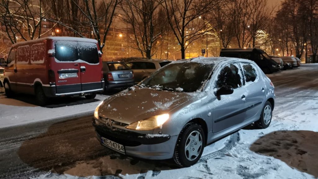 Samochód nie chce odpalić na mrozie. Co zrobić krok po kroku