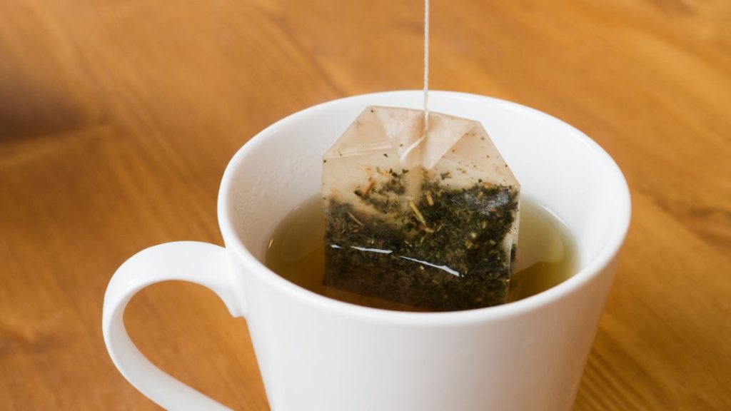 Herbata w torebkach: czy naprawdę szkodzi? Naukowe dane