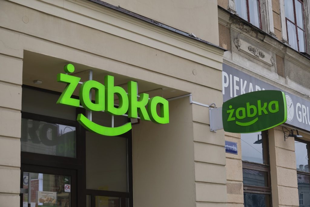 Do której otwarta jest Żabka 1 stycznia 2026? Jak zrobić zakupy w Nowy Rok