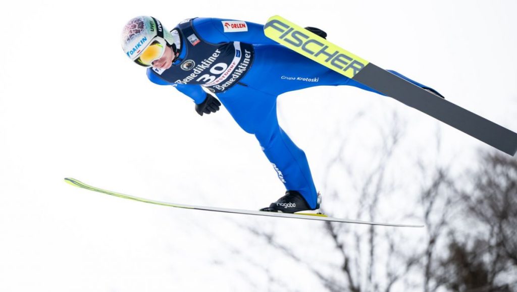 O której godzinie dzisiaj skoki narciarskie? Plan konkursu IO i występ Polaków