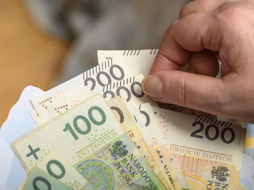 Marcowa waloryzacja emerytur 2026. Część seniorów dostanie wyższe świadczenie już w lutym