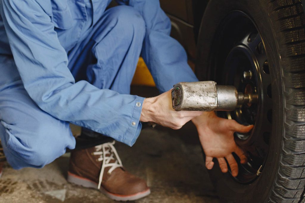 Cena w Polsce za zmianę opon w 2026 roku zaskakuje kierowców. Kierowcy SUV-ów zapłacą najwięcej