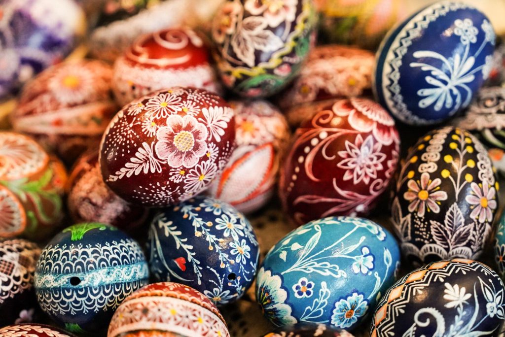 Kiedy piec babki i malować jajka na Wielkanoc 2026 w Polsce: daty i tradycje