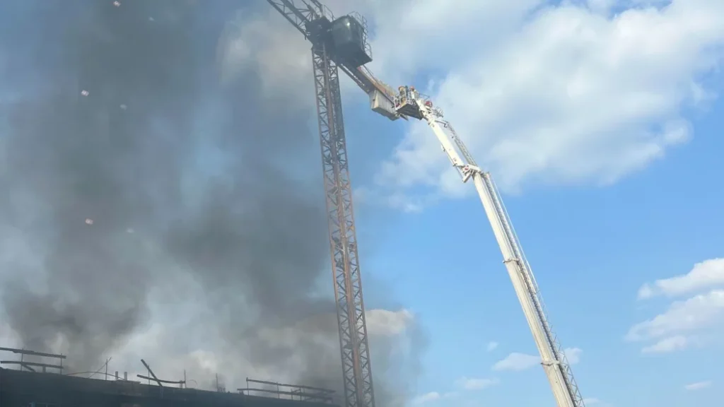 Pożar w dzielnicy Białołęka w Warszawie: przyczyna i co się paliło.  Dym widoczny nawet z 8 kilometrów