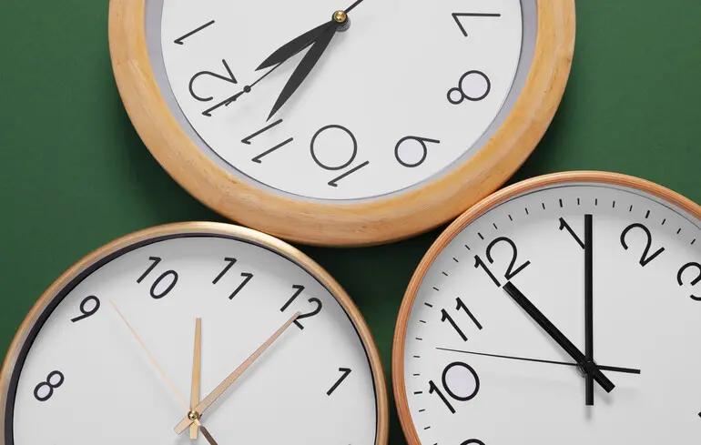 Zmiana czasu w Polsce znów wywołuje dyskusję. Badania pokazują realne skutki