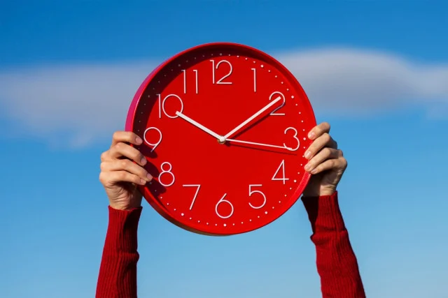 Zmiana czasu na letni 2026 w Polsce: kiedy przestawiamy zegarki, czy to ostatni raz i co z wynagrodzeniem