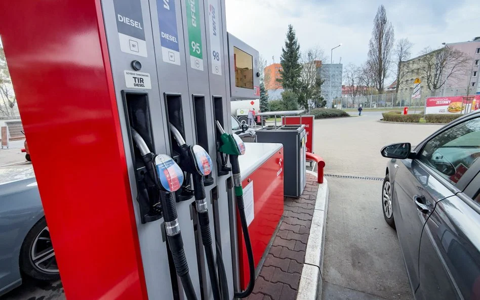 Rząd wprowadza maksymalne ceny paliw. Ile zapłacimy od 31 marca w Polsce Rząd wprowadza maksymalne ceny paliw. Ile zapłacimy od 31 marca w Polsce