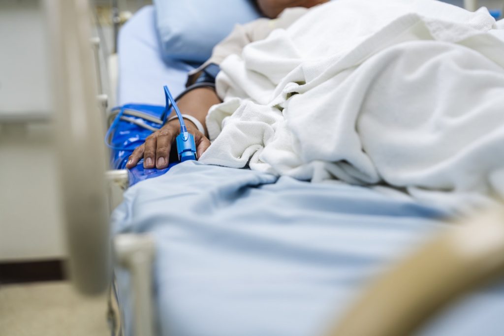 Epidemia meningokoków w Anglii przyspiesza. Czy grozi śmiercią i jak się przenosi?