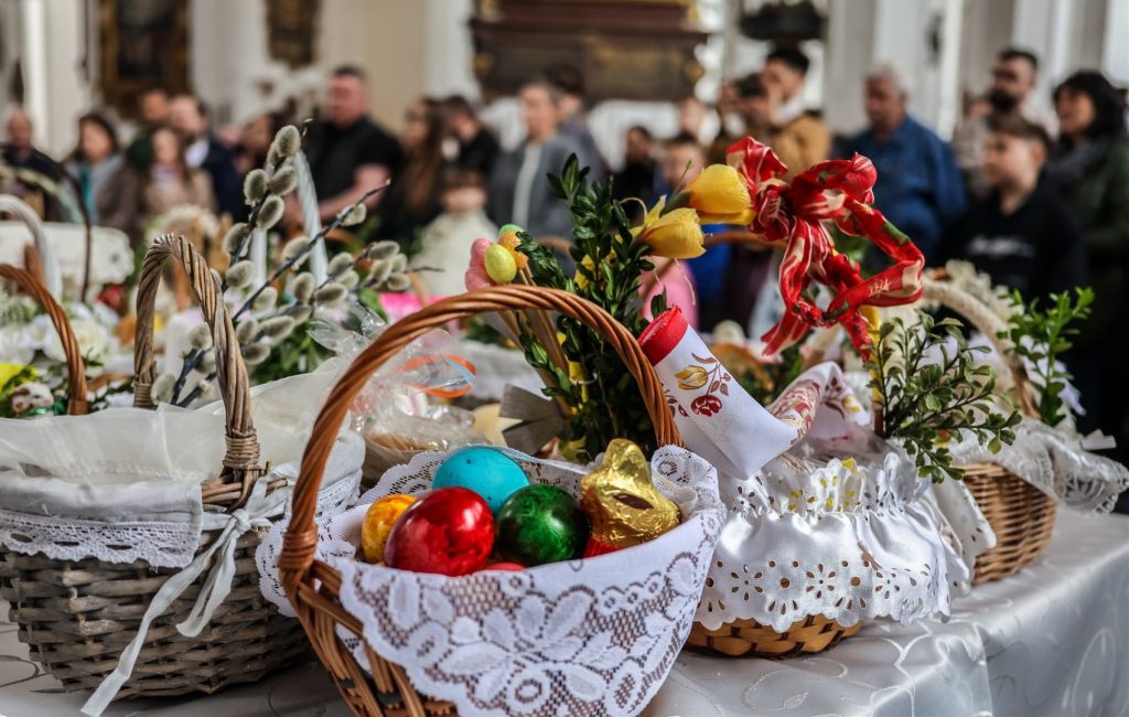 Kiedy piec babki i malować jajka na Wielkanoc 2026 w Polsce: daty i tradycje