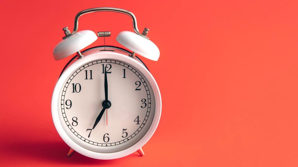 Kiedy przestawiamy zegarki na czas letni w Polsce 2026? Dokładna data i godzina