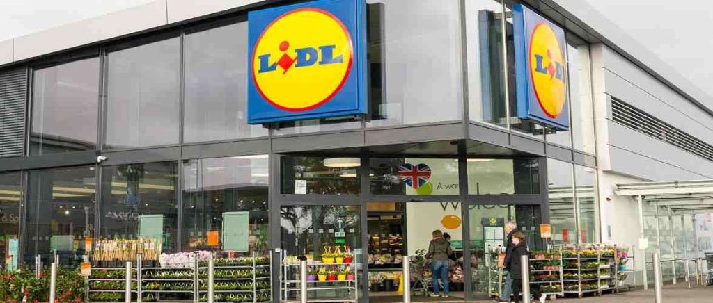 Promocja w Lidlu: elegancki trencz Esmara przeceniony o połowę