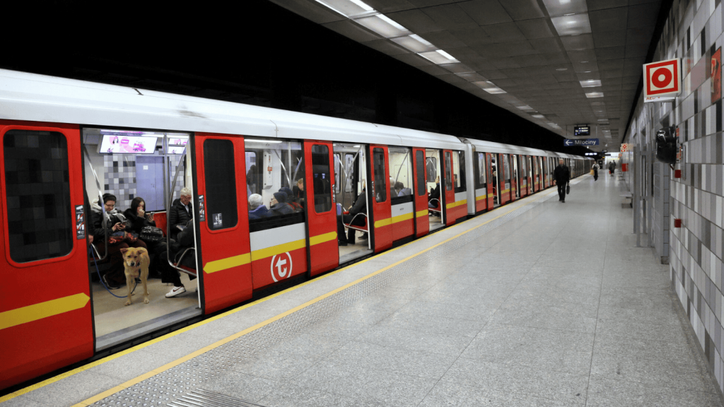 Zakłócenia na linii metra M1 w Warszawie: co się wydarzyło między Centrum a Wilanowską