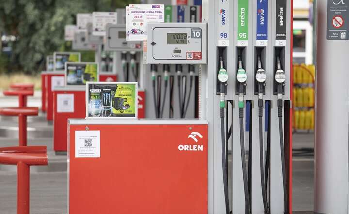 Tańsze paliwo dla seniorów. Jak skorzystać z rabatów na stacjach
