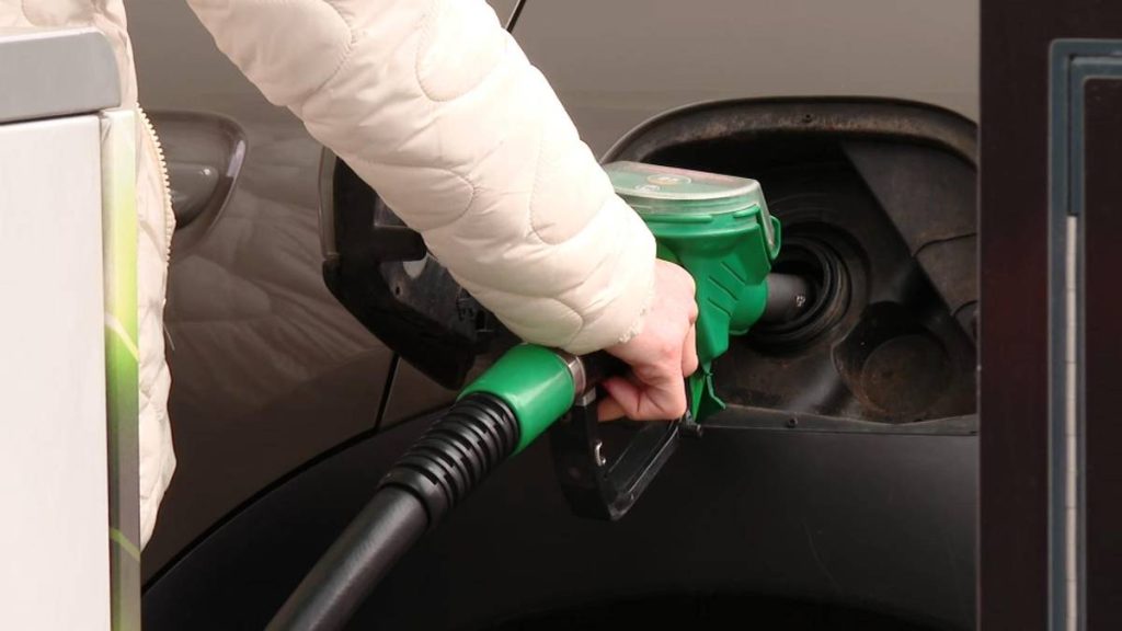 Tańsze paliwo dla seniorów. Jak skorzystać z rabatów na stacjach